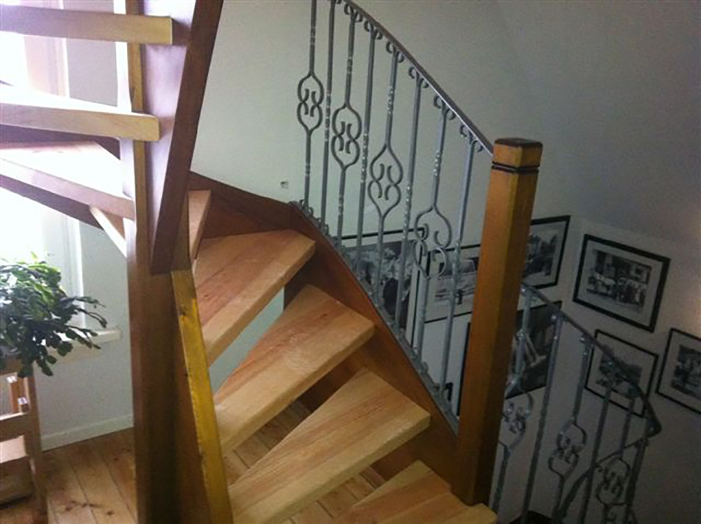 Holztreppe Anschluss Decke Detail - minimalistisches Interieur